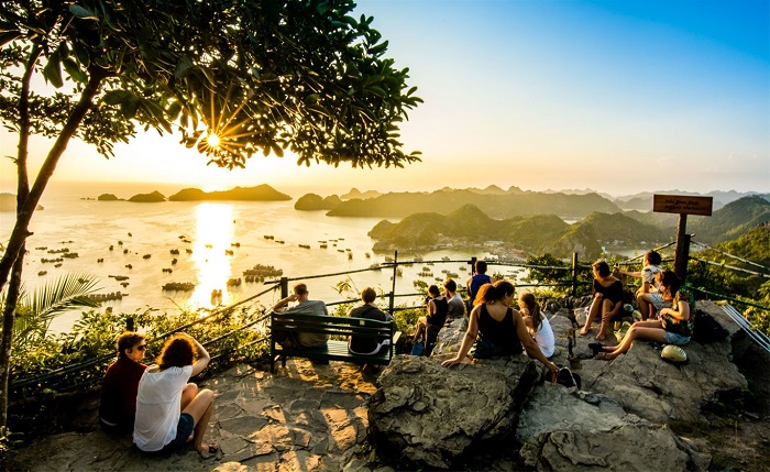 Pháp đài thần công Cát Bà là địa điểm ngắm hoàng hôn được nhiều du khách yêu thích